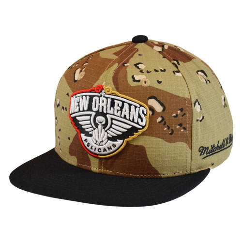 Czapka z daszkiem Mitchell & Ness NBA New Orleans Pelicans Choco Camo - HHSS1101-NOPYYPPPCAMO